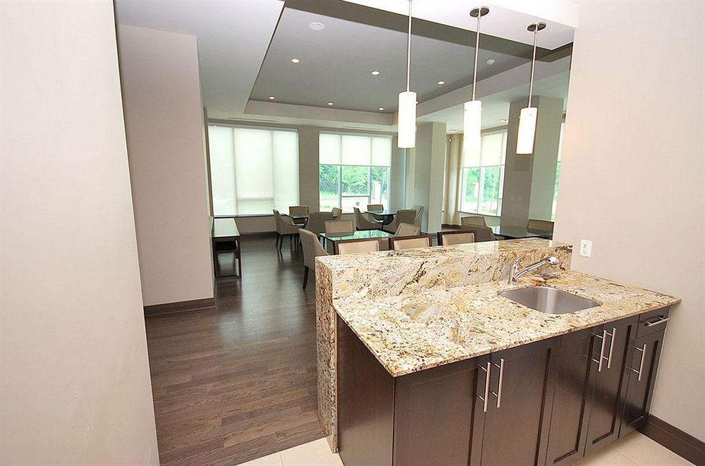 Whitehall Suites - Mississauga Furnished Apartments 외부 사진